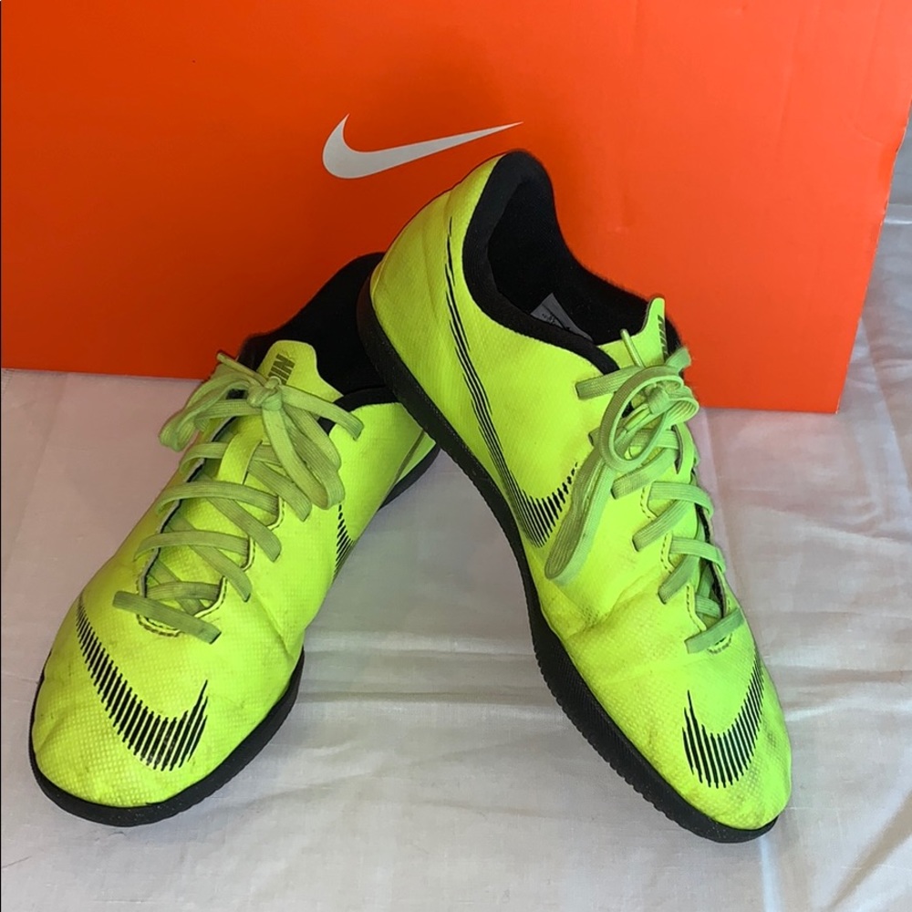 Nike indoor soccer shoes cleats 6